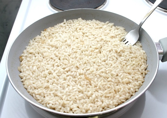 рассыпчатый рис на сковороде