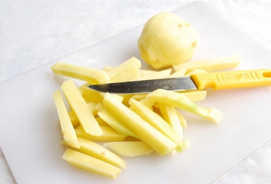Картошечку чистим и нарезаем ровной красивой соломкой