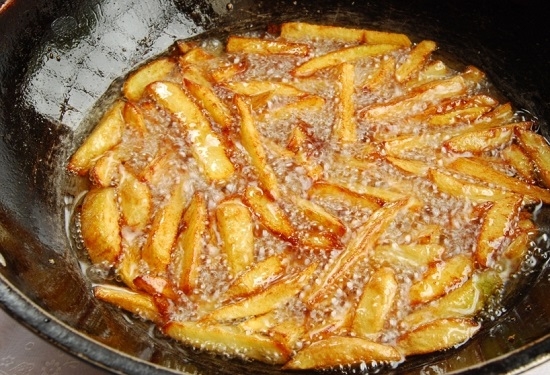 выкладываем картофельные кусочки в сковороду и жарим
