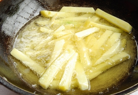 Масло нагреваем в сковороде и выкладываем картофель