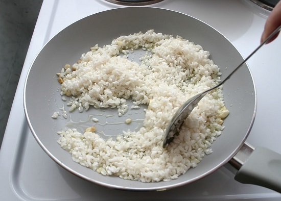 Мокрый рис добавьте к маслу