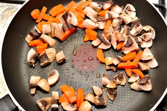 Обжарьте на среднем огне грибы и овощи