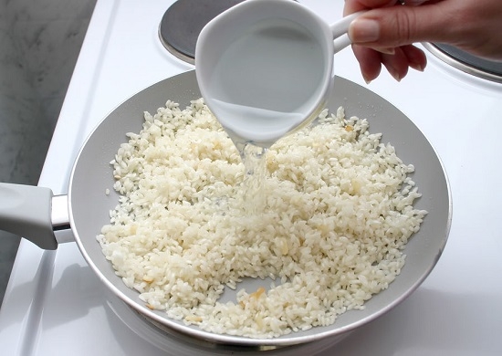 Прожарьте рис на сковороде с маслом