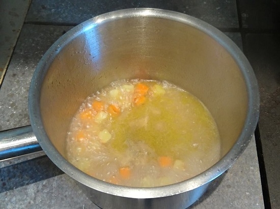 Переложите овощи в кастрюлю