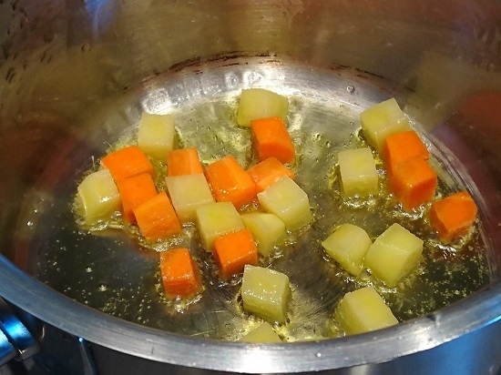 Помойте и очистите от кожуры морковь с картофелем