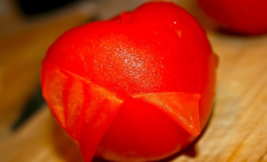обдаем свежие томаты кипятком