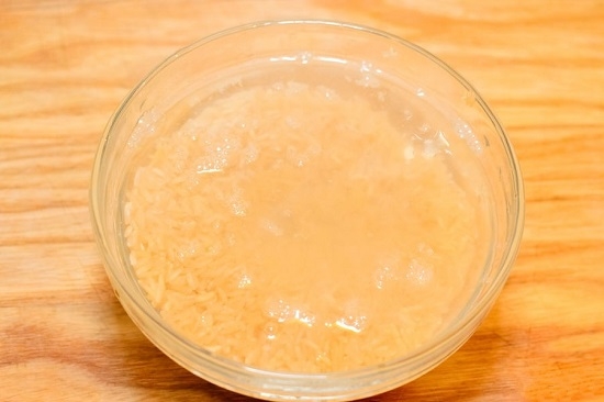 Переложите чистый рис в миску