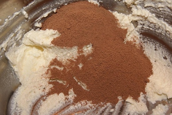 часть крема смешиваем с просеянным какао-порошком