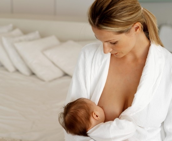 Почему образуются шишки в груди кормящей мамы