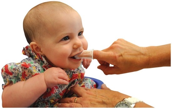 Как чистить зубы ребенку до года