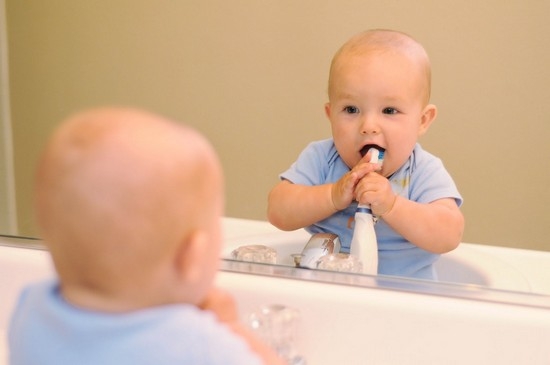 Когда начинать чистить зубки ребенку