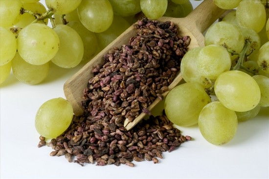 Разотрите сухие виноградные косточки в порошок