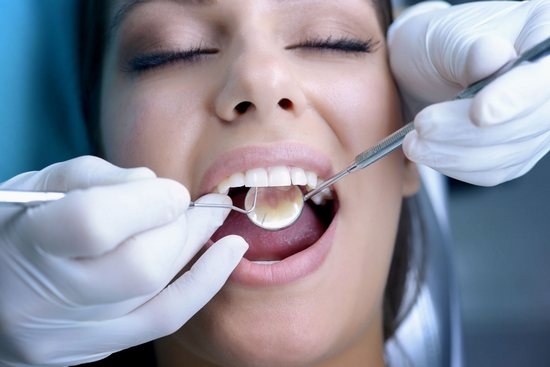 Помощь стоматолога при чувствительности зубов