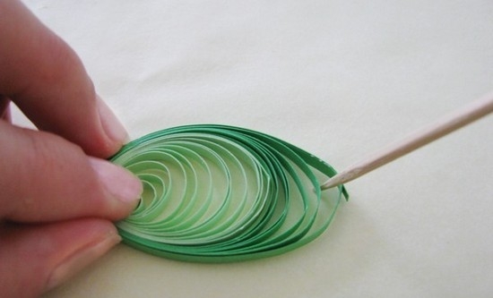 Собираем полоски двух оттенков зеленого в спирали