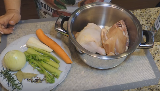 Как правильно приготовить куриный бульон: шаг 1
