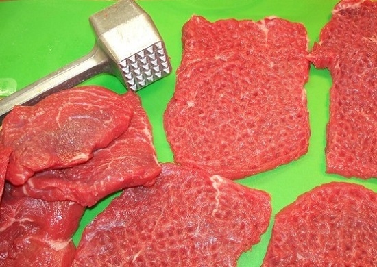 Оборачиваем мясные кусочки пленкой пищевой