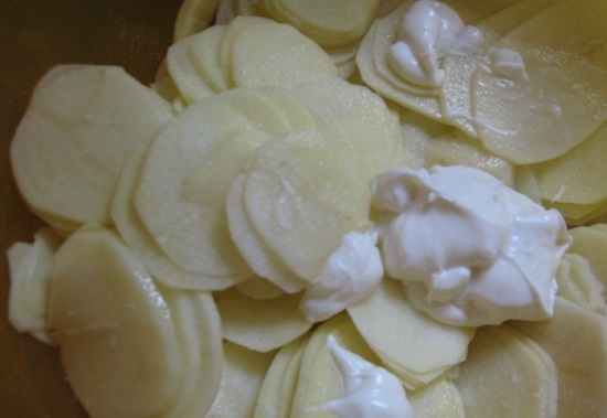 Картофель чистим, промываем и нарезаем кружками