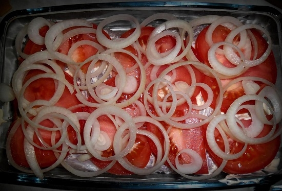 слой лука и свежих томатов