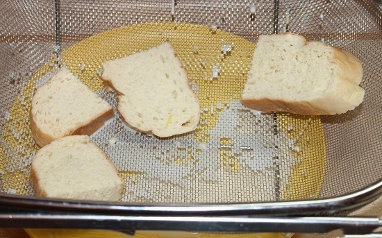 Просушить куски хлеба
