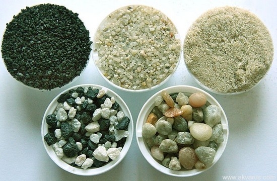 Обустройство аквариума: грунт: смесь гальки, песка, щебеня и гравия (все натуральное); грунты, на основе химически или механически обработанных природных материалов; искусственные