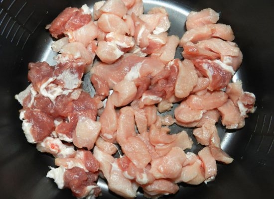 Сколько времени жарить свинину на сковороде кусочками размером 2 на 2 см