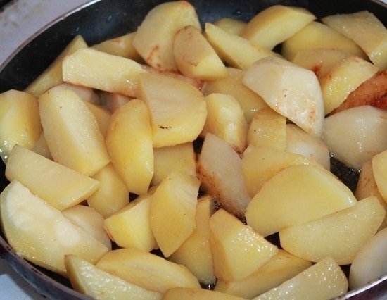 Картофелины чистим, разрезаем
