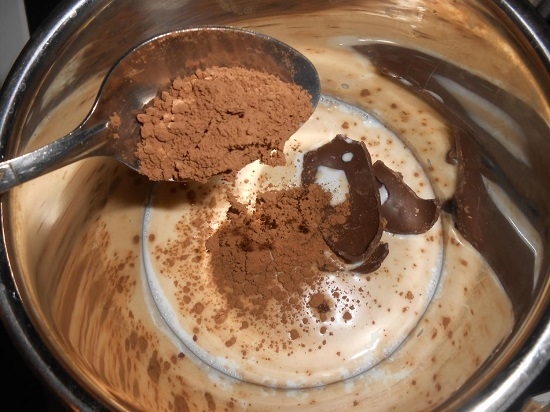 добавляем порошок какао и сахарный песок