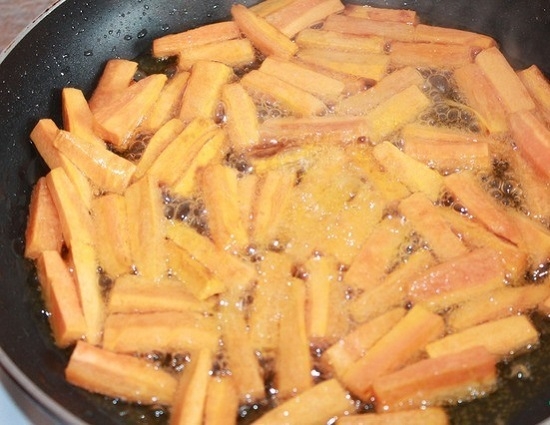 Морковь чистим и шинкуем соломкой