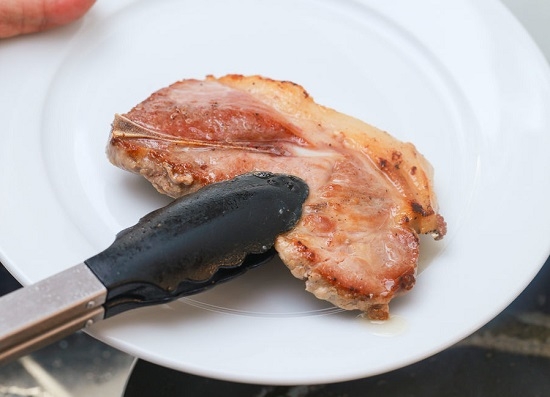 Как приготовит сочный стейк из свинины: шаг 6