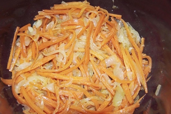 Добавим морковь, перемешаем и насладимся ароматом
