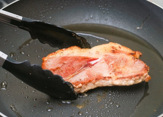 Как приготовит сочный стейк из свинины: шаг 5