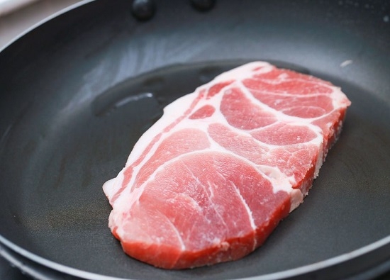 Как приготовит сочный стейк из свинины: шаг 4