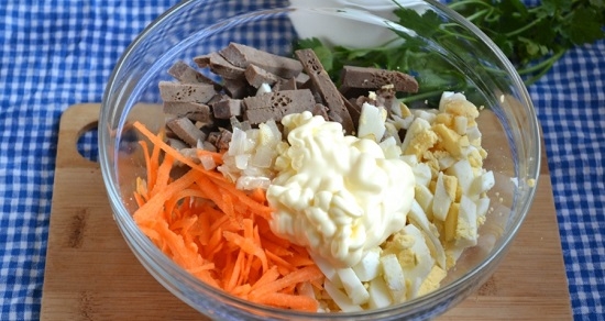 В салатнице соединяем печенку, яйца и лук с морковью по-корейски