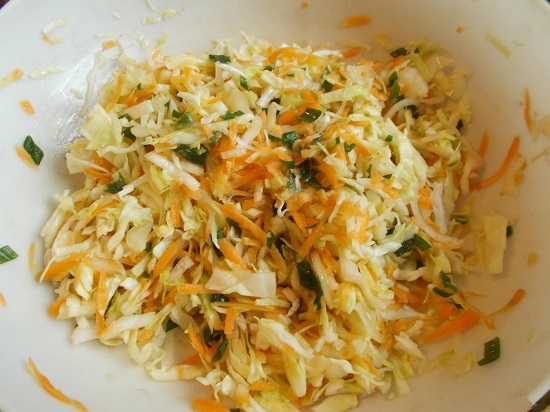 салат из свежей капусты и моркови с уксусом