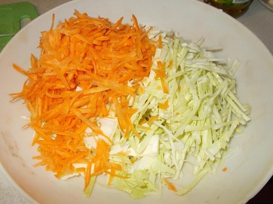 Соединим нашинкованную капусту с морковью