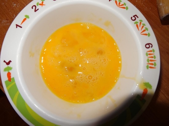 Разобьем яйцо и аккуратно извлечем желток