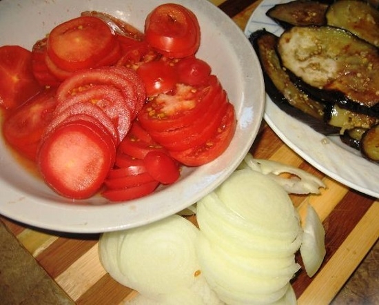 Луковицы чистим и вместе с томатами нарезаем красивыми кружочками