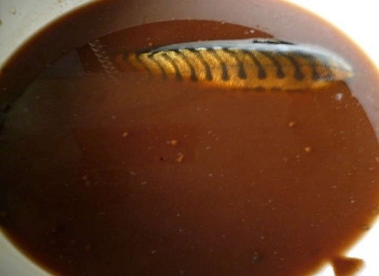 Коптим скумбрию с помощью луковой лузги и черного чая: шаг 12