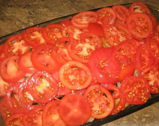 Последним слоем плотно выкладываем кружочки томатов