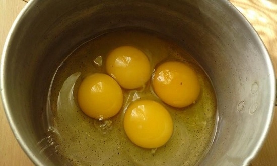 В жаропрочную посуду вобьем куриные яйца