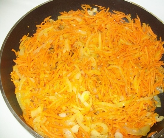 Луковицы и морковь чистим и измельчаем
