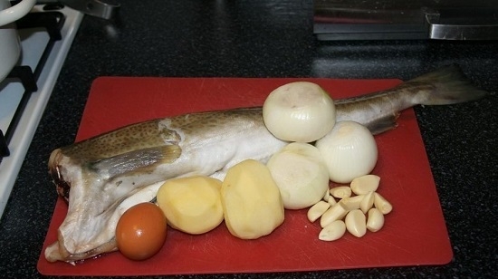 Луковицы, картофель и чесночные зубчики очистим, рыбу разделаем
