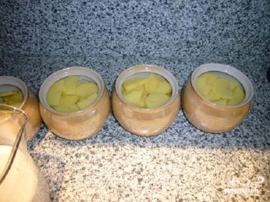 Картофелины чистим и шинкуем тоненькими кружочками