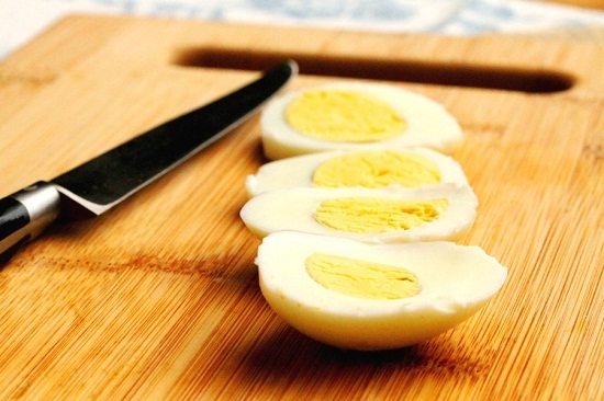 Нарезать яйца
