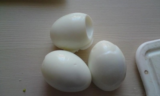 Отварные вкрутую яйца очищаем