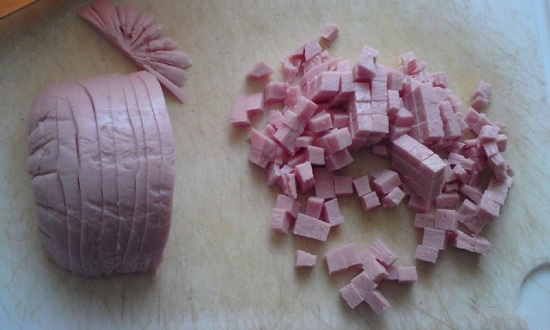 измельчим равноценными кубиками колбасу