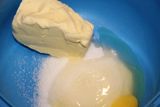 сливочное размягченное масло с сахаром и яйцом