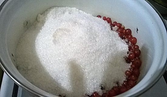ягоды отдали лишнюю влагу, добавляем сахарный песок