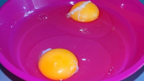 Выкладываем яйца в пиалу