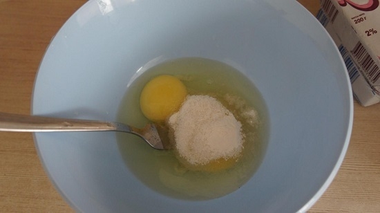 Взбить яйца с сахаром